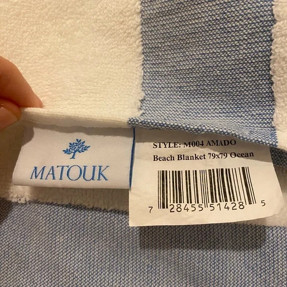 Matouk Amado Blue and White Beach Towels (2) and Blanket - Picture 4 of 7